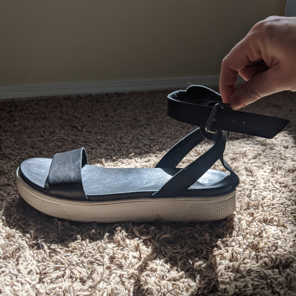 Ankle cuff sandals